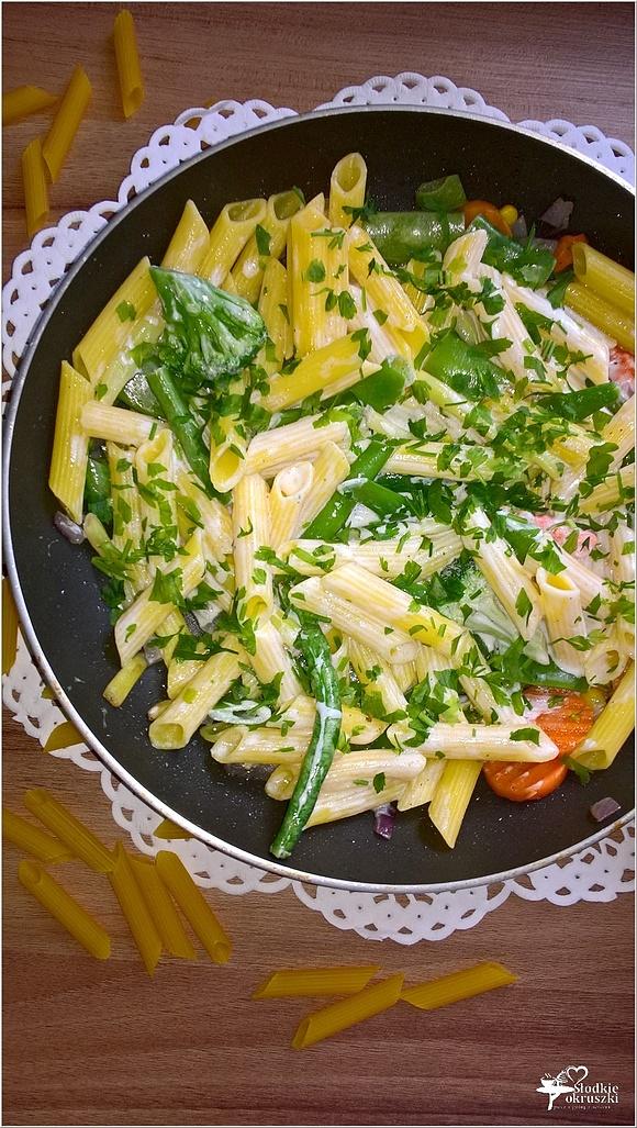 Bezglutenowy makaron z warzywami i jogurtem – lekki obiad