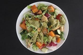 Sałatka z kurczakiem, batatem, jalapeno i guacamole