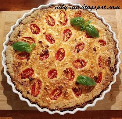 Quiche z kurczakiem pomidorami i bazylią