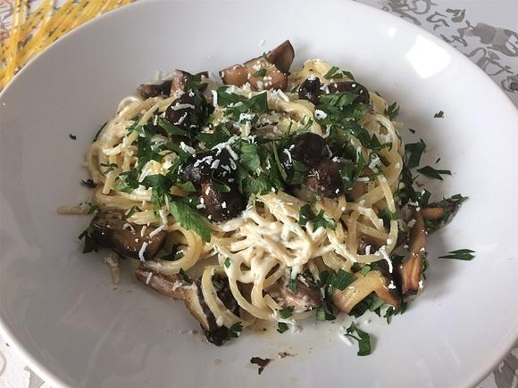 Spaghetti z leśnymi grzybami i serem owczym
