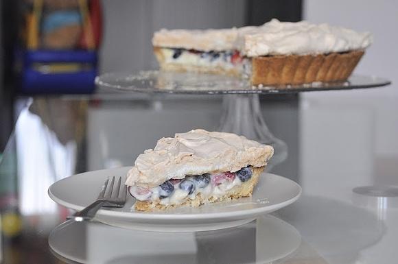 Tarta z bezą i letnimi owocami
