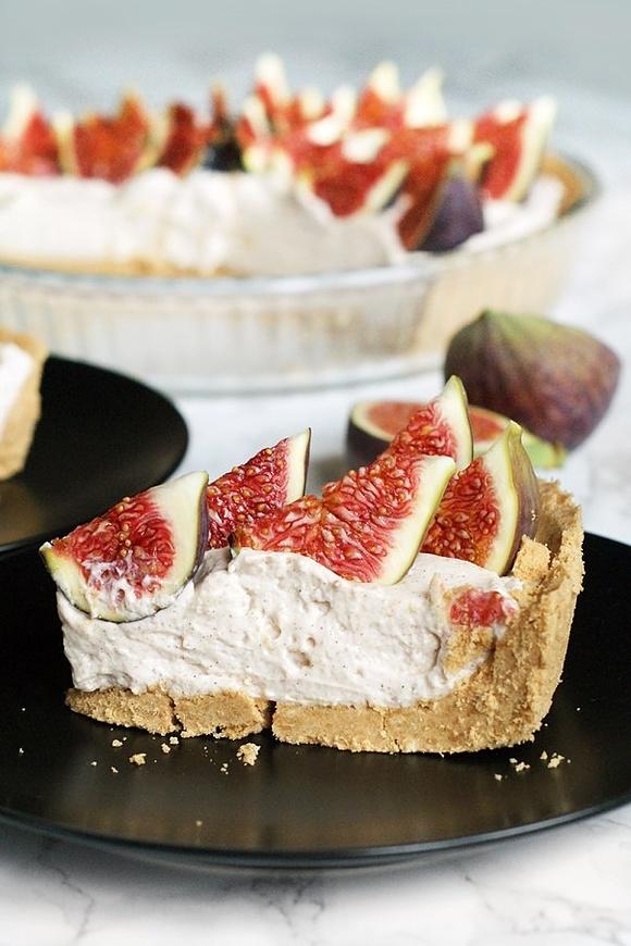 Tarta z cynamonowym kremem i figami bez pieczenia