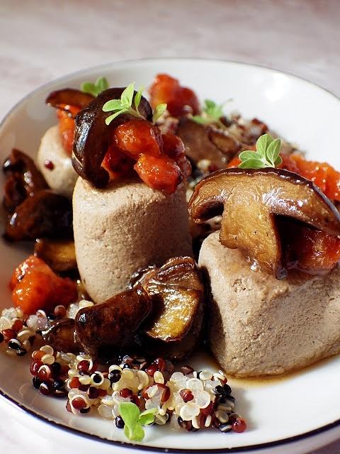 Quinoa z pasztetem z króliczej wątróbki i konfiturą jarzębinową