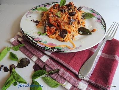 Spaghetti alla Norma - włoski makaron z bakłażanem, pomidorami i kaparami