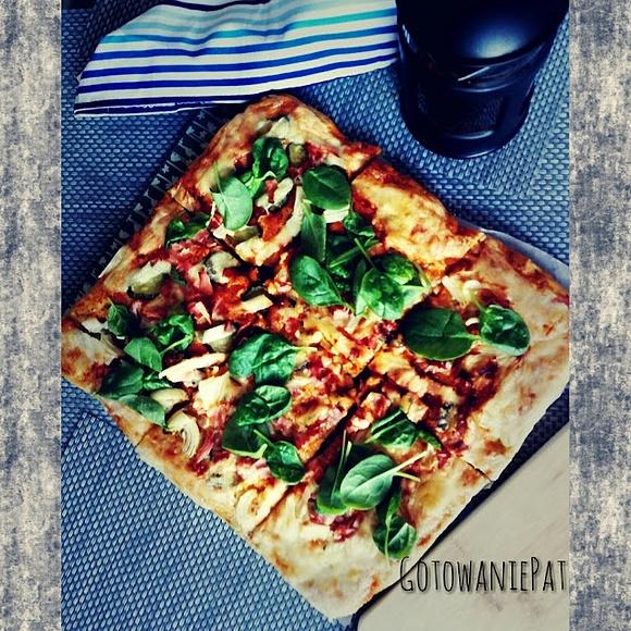 Domowa pizza z sosem pomidorowym