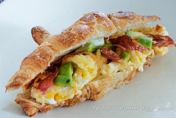 Croissant z jajecznicą bekonem i awokado