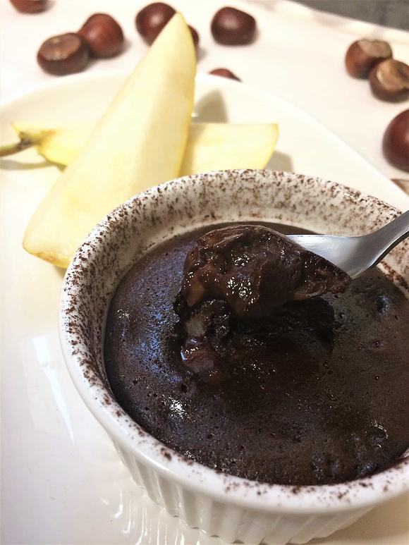 Czekoladowe muffiny z gruszką i imbirem