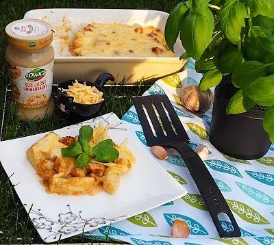 Zapiekanka kopytkowa z sosem czosnkowo-serowym