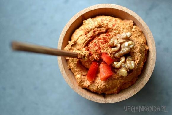 Muhammara – syryjska pasta z papryki i orzechów włoskich
