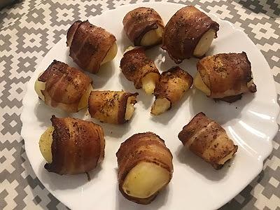 Pieczone ziemniaki zawijane w boczku