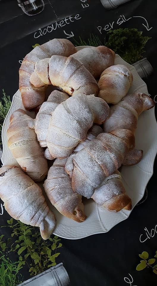 Drożdżowe rogaliki z nadzieniem