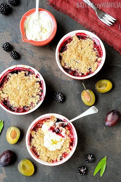Śliwkowo-jeżynowy crumble z kruszonką i kremem limonkowym