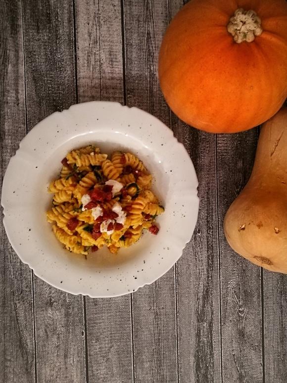 Makaron z kremowym sosem dyniowym figami szpinakiem kozim i chorizo