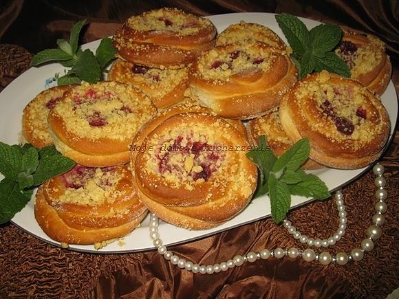 Drożdżówki z malinami i kruszonką
