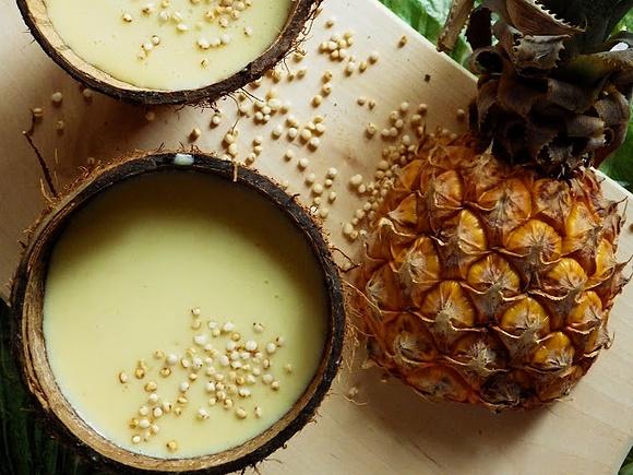 Koktajl z quinoa ananasem i mlekiem kokosowym