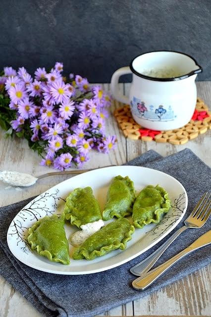 Szpinakowe pierogi z farszem z wątróbki drobiowej i sosem koperkowym
