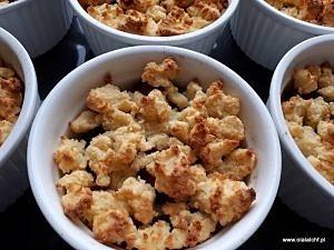 Crumble lchf z owocami i kokosową kruszonką