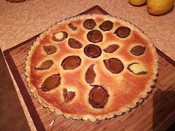 Tarta z białą czekoladą i śliwkami