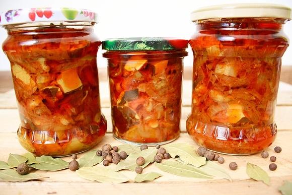 Grzyby leśne w pomidorach