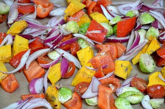 Pieczone sezonowe warzywa z sosem z awokado