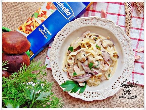 Makaron wstążki z leśnymi grzybami w sosie śmietanowo czosnkowym