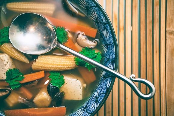 Tom Yum – tajska zupa z imbirem, kolendrą i krewetkami