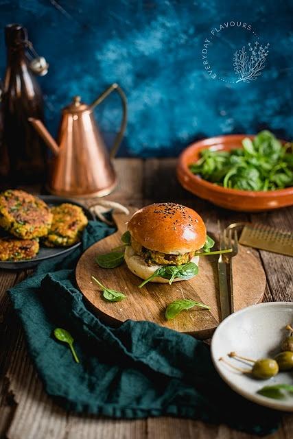 Burger z batatów, szpinaku i komosy ryżowej