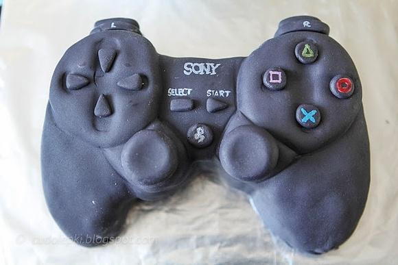 Tort w kształcie pada do PlayStation na prezent dla gamera