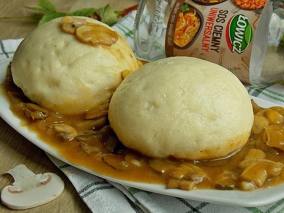 Pampuchy z kaszą gryczaną w sosie ogórkowym