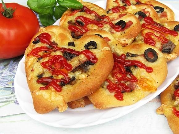 Pizzerinki z pieczarkami, szynką i oliwkami