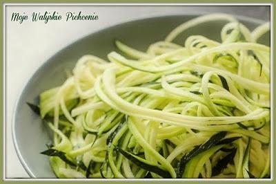 Lekkie spaghetti z cukinii z sosem bolońskim