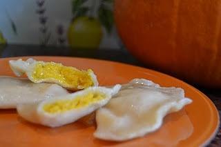 Pierogi z dynią i serem pleśniowym