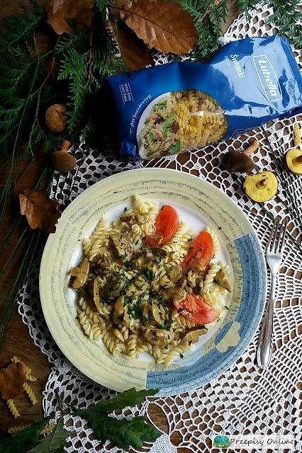 Makaron z sosem grzybowym i pomidorami