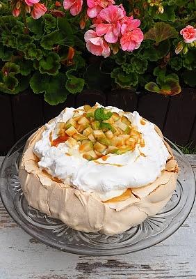 Tort bezowy z gruszkami i karmelem
