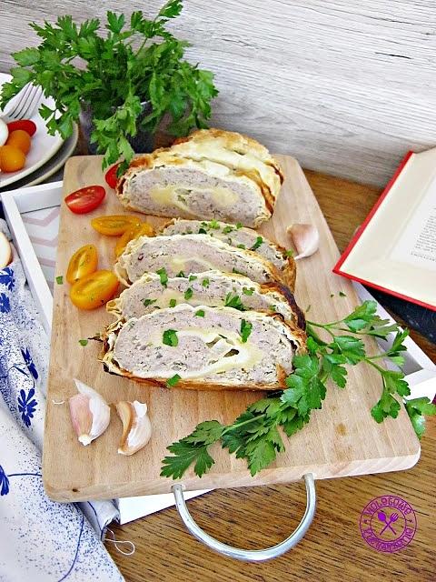 Klops w cieście francuskim z serowym środkiem