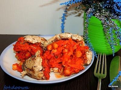 Czubajki kani faszerowane ciecierzycą w sosie pomidorowym