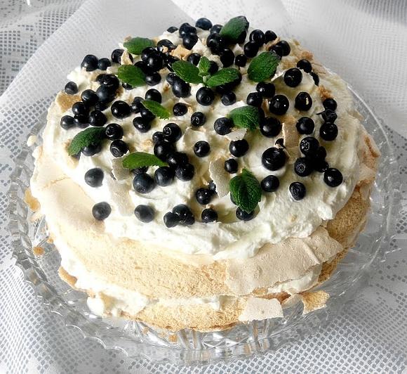 Pavlova - tort bezowy z jagodami