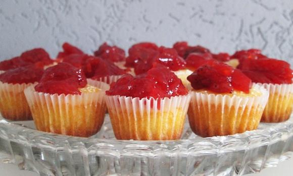 Mini muffiny waniliowe z konfiturą truskawkową