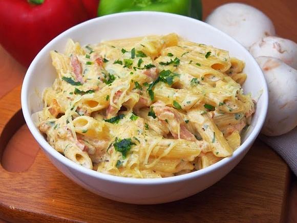 Makaron z boczkiem i śmietaną