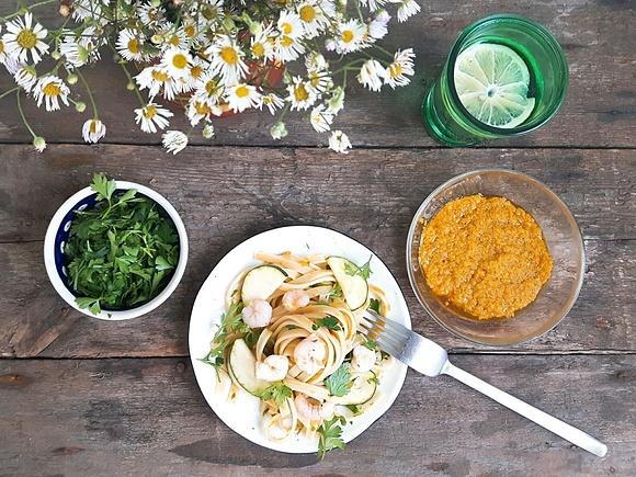 Makaron z pesto z kwiatów cukinii i krewetkami