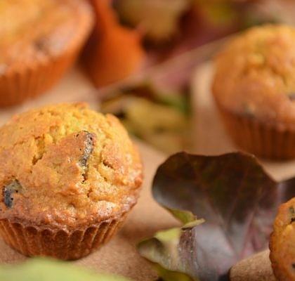 Muffinki marchewkowe z orzechami i żurawiną