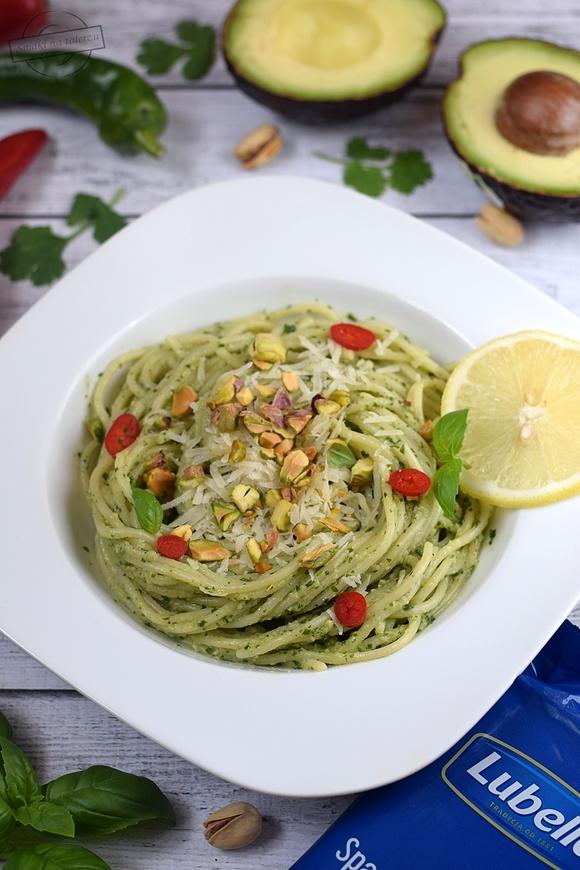 Zielone spaghetti z pesto i kolendrą
