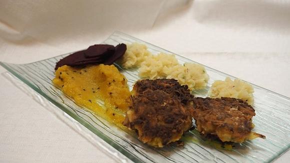 Kotleciki z kapusty z puree z dyni, tłuczonymi ziemniakami i buraczkami balsamicznymi