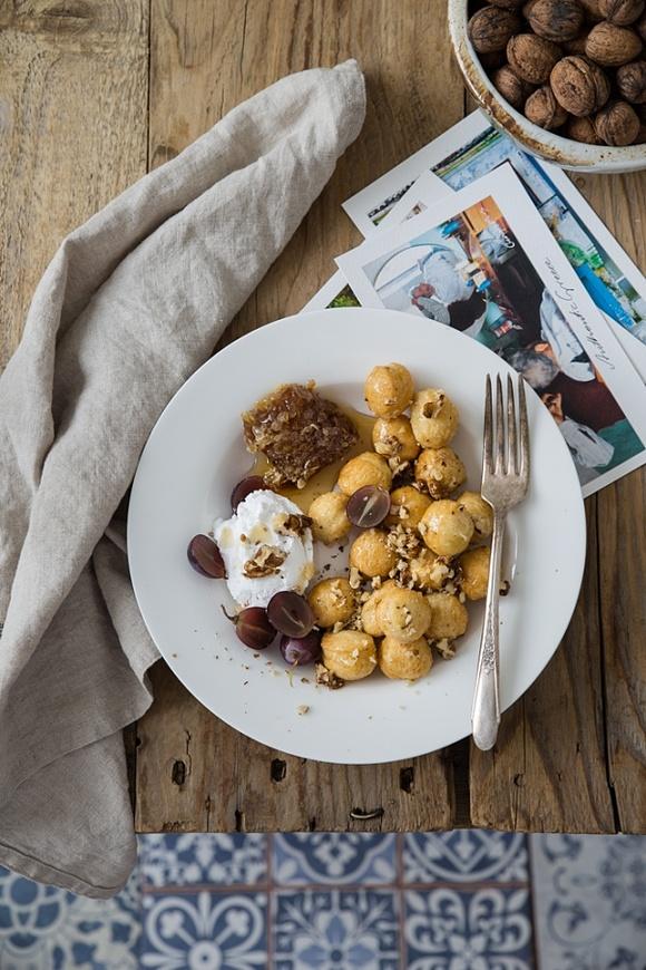 Loukoumades greckie pączki z miodem i orzechami