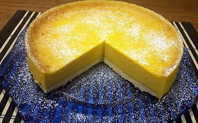 Sernik dyniowy pieczony na spodzie biszkoptowym z mascarpone i jogurtem greckim