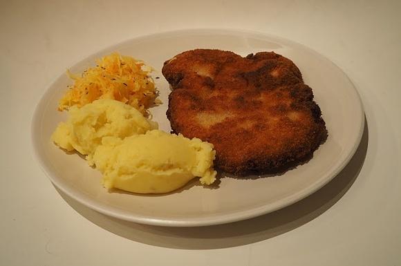 Podwójnie panierowany kotlet z chrzanem oraz ziemniaki i kapusta z kminkiem