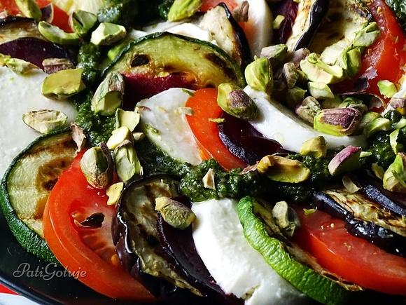 Warzywne caprese z pistacjami