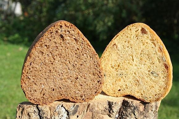 Czarny chleb i chleb z dynią i figami na word bread day 2017