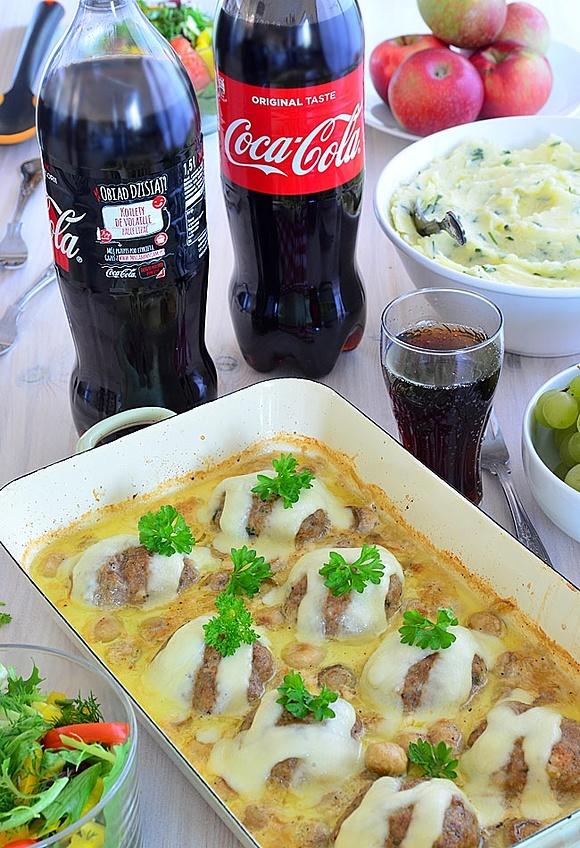 Kotlety mielone pieczone z sosem pieczarkowym i mozzarellą