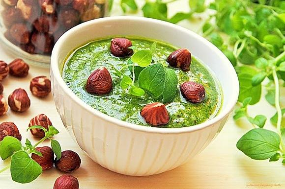 Pesto z oregano i orzechami laskowymi